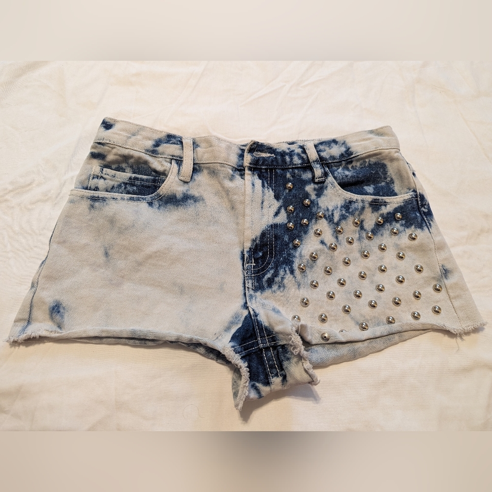 Forever 21 half studded acid wash deninshorts size 27